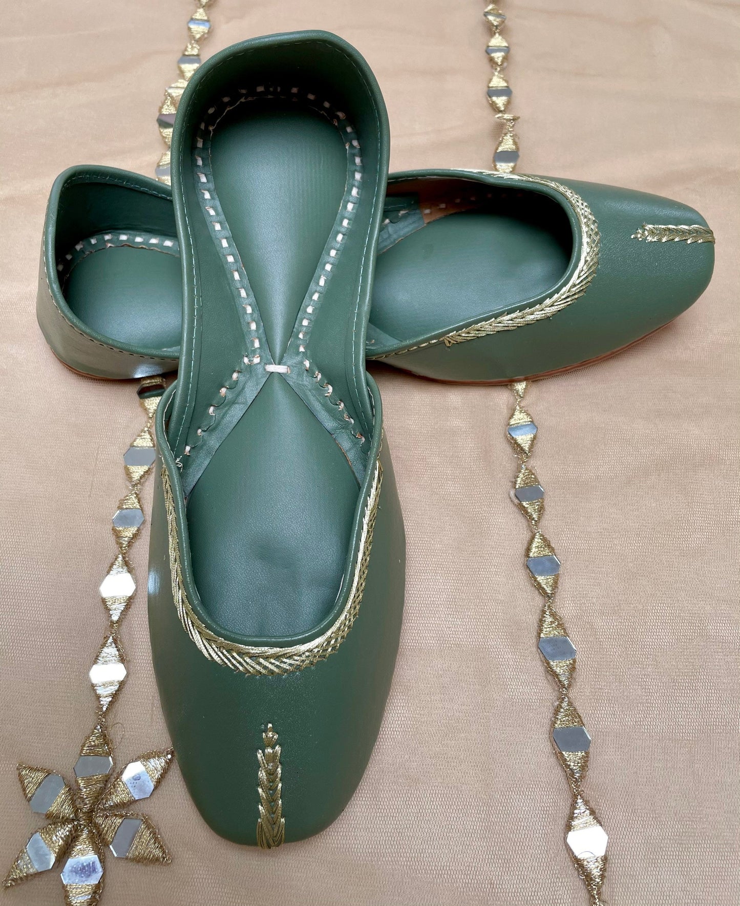 Leatherette Juttis Punjabi Jooti Women Shoes Khussa Embroidered pumps Bridal Shoes Various colours