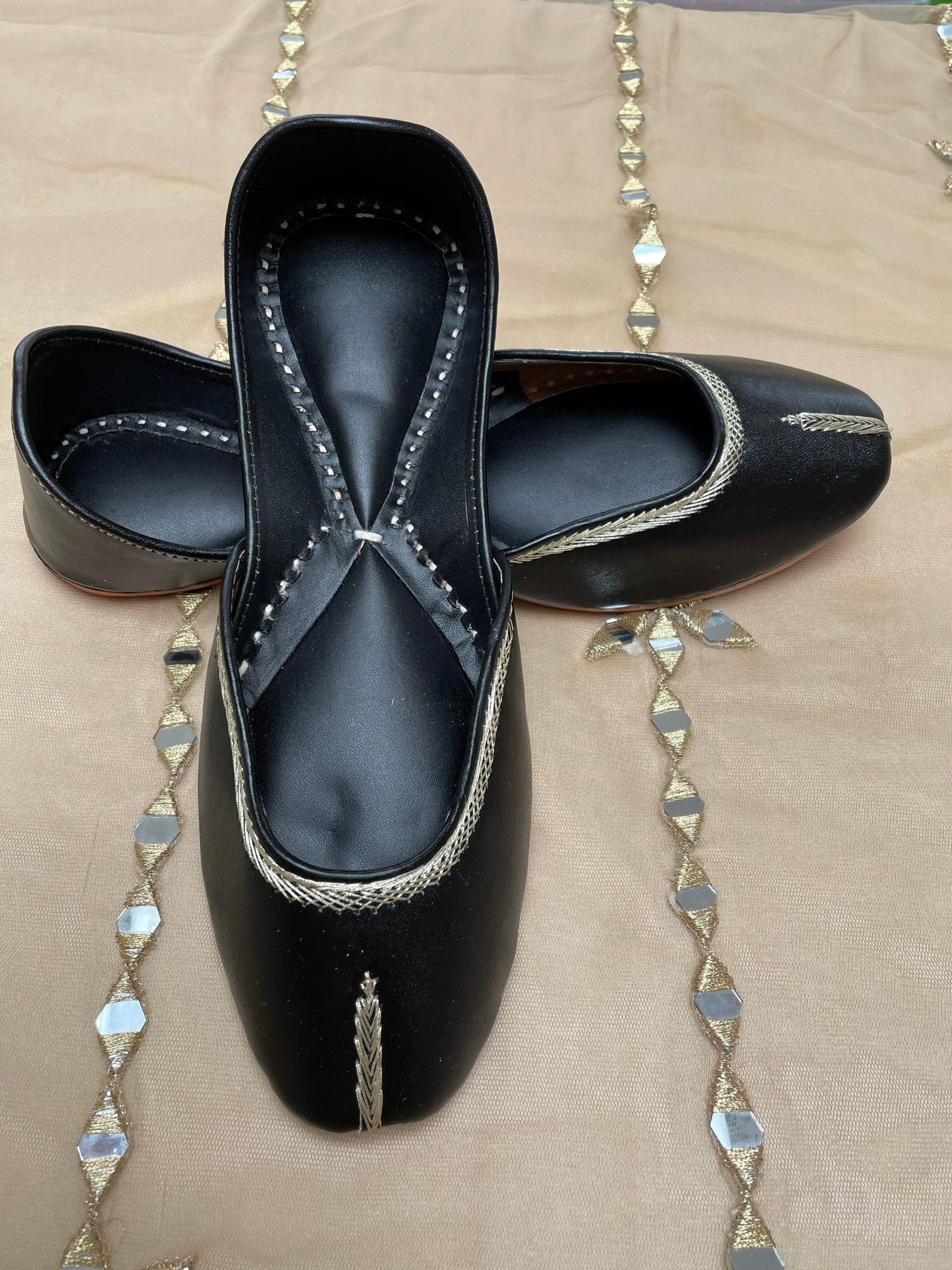 Leatherette Juttis Punjabi Jooti Women Shoes Khussa Embroidered pumps Bridal Shoes Various colours