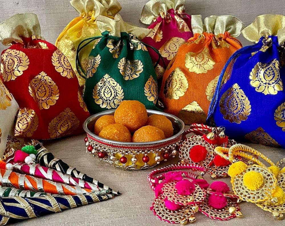 50 Damask Drawstring Design Favor Bags for Wedding Favours Bhaji Nishaani Mehendi Dohlki Nikah Bidh Kanjak Navratri Gift